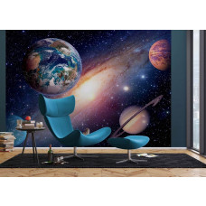 Een huiskamer met een fotobehang van het universum met allemaal planeten en sterren.