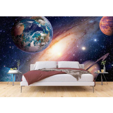 Een slaapkamer met een fotobehang van het universum met allemaal planeten en sterren.