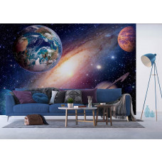 Fotobehang van het universum met allemaal planeten en sterren in een woonkamer.