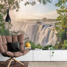 Een sfeervol fotobehang van de Vitoriawatervallen in een serene omgeving, ideaal voor een huiskamer.