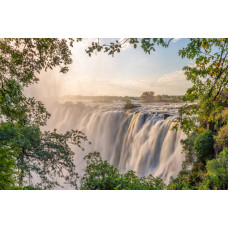 Fotobehang van de Vitoriawatervallen, een van de grootste watervallen ter wereld, die met kracht naar beneden stort.