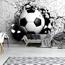 Een woonkamer met een fotobehang met een voetbal midden in een gebroken muur, weergegeven in 3D.