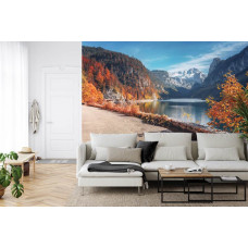 Een fotobehang met het Vorderer Gosausee en een prachtig berglandschap, afgebeeld in een huiskamer.