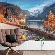 Een fotobehang met het Vorderer Gosausee en een serene omgeving, weergegeven in een woonkamer.