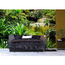 Fotobehang van een waterval tussen tropische groene planten in een jungle, getoond in een slaapkamer.