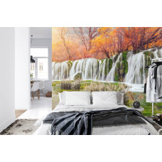 Een warm fotobehang met natuurlijke herfsttinten en een waterval, ideaal voor een slaapkamer.