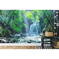 Een sfeervol fotobehang van een waterval omgeven door zonlicht en regenwoud, perfect voor een slaapkamer.