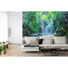 Een prachtig fotobehang van een waterval in een zonnig bos met jungle-elementen, ideaal voor een woonkamer.