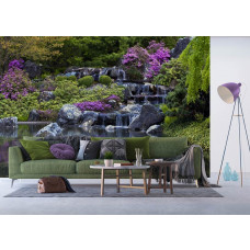 Een fotobehang van een waterval in een Japanse tuin in Montreal in een woonkamer.