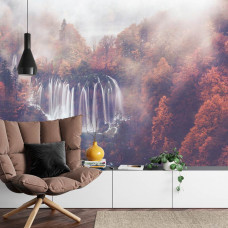 Een sfeervol fotobehang met een waterval in een mistig herfstbos, perfect voor een huiskamer.