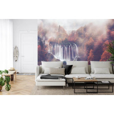 Een inspirerend fotobehang van een waterval omringd door mist en herfstkleuren, ideaal voor een woonkamer.