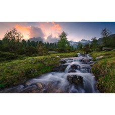 Wild Paradise waterval in de Zwitserse Alpen met een idyllisch landschap.