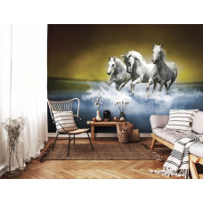 Een fotobehang met witte paarden galopperend door het water in een huiskamer.