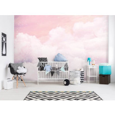 Een fotobehang met magische wolken en een sterrenhemel, perfect voor een babykamer.