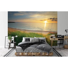 Een fotobehang met een zee bij zonsondergang en een strand in een kinderkamer.