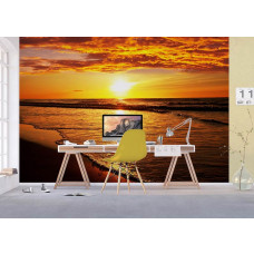 Fotobehang van een zonsondergang aan het strand boven zee, gepresenteerd in een kantoor.