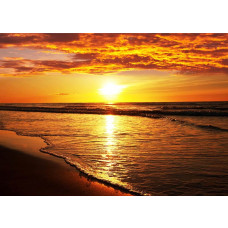 Fotobehang van een zonsondergang aan het strand boven zee.