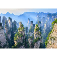 Fotobehang van het Zhangjiajie National Forest Park in China, met indrukwekkende gebergten en bergen omringd door weelderige natuur.