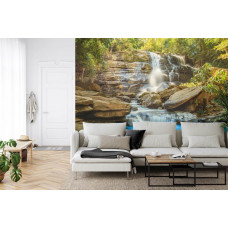 Een inspirerend fotobehang van een serene waterval en rotsen in een zonnig natuurgebied, perfect voor een huiskamer.