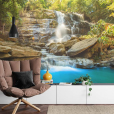 Een sfeervol fotobehang van een waterval omringd door zonlicht en rotsachtige landschappen, geschikt voor een woonkamer.