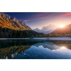 Zonsondergang aan een bergmeer, waar bergen en natuur het serene landschap vormen op dit fotobehang.