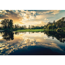 Fotobehang van een zonsondergang aan een meer, landschap in warme tinten.