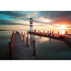 Fotobehang van een zonsondergang bij een vuurtoren aan de kust, met een prachtig uitzicht over de zee en natuur.