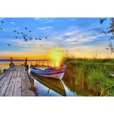 Zonsondergang bij een meer, waar een pier het water in loopt, afgebeeld op een landschap fotobehang.