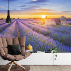 Een fotobehang met een serene zonsondergang boven een weelderig lavendelveld, weergegeven in een huiskamer.