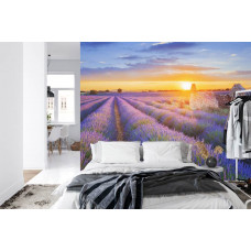 Een fotobehang met een rustgevende zonsondergang boven een lavendelveld, afgebeeld in een slaapkamer.