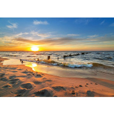 Fotobehang van een zonsondergang boven de zee, met een helder verlichte hemel en een serene strandomgeving.