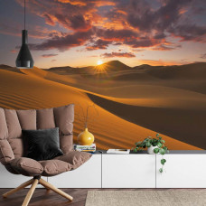 Een fotobehang met een rustgevend woestijnlandschap en een stralende zonsondergang, ideaal voor een huiskamer.