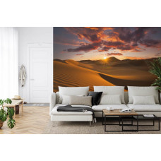 Een fotobehang met een serene zonsondergang over een woestijnachtig berglandschap, ideaal voor een woonkamer.