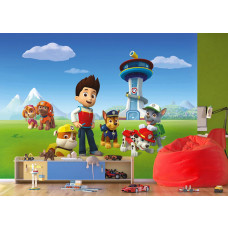 Paw patrol behang met Ryder, Chase, Sky, Marshal, Rocky, Rubble en Zuma voor de uitkijktoren in de kinderkamer.