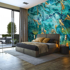 Een modern vliesbehang met een luxe turquoise-gouden marmerstijl, geschikt voor een slaapkamer.