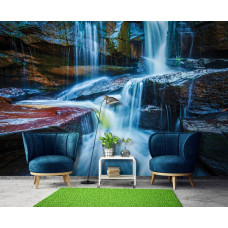 Een fotobehang van een waterval met rotsen voor de huiskamer.