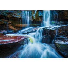 Fotobehang van een waterval tussen rotsen, natuurgetrouw landschap.